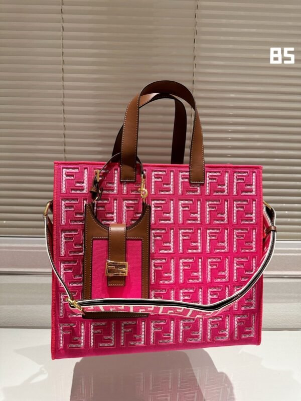 E0DD539D-4F9B-AD6B-8AFD-E8CCD16316FD.jpg Fendi Sunshine Medium - black