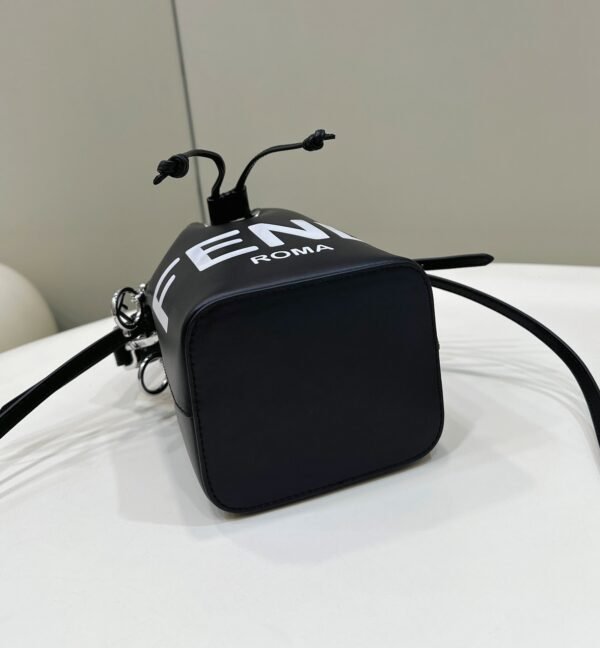 E23D6566-2A50-7078-831D-1D5421354519.jpg Fendi Mon Tresor Mini Bag