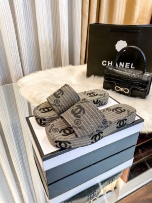 E33B5F94-B71E-455B-184D-26FE1B4CBCE7.jpg Chanel Women's Logo 25ss CC Sandal