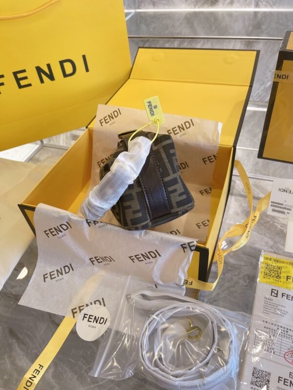 E349E57E-97B2-BEB4-04CC-490EC8FCD248.jpg Fendi Baguette Bag