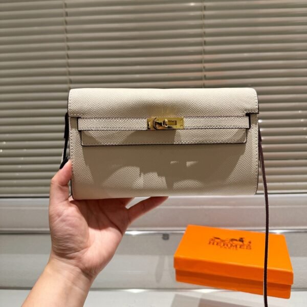 E3F8E5BE-D3B5-2A67-08E9-4C0BA94726CA.jpg Epsom Kelly Wallet