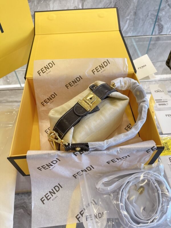 E63FE452-2D78-E8F6-AA44-9AE1687BAEF7.jpg Fendi Baguette Bag