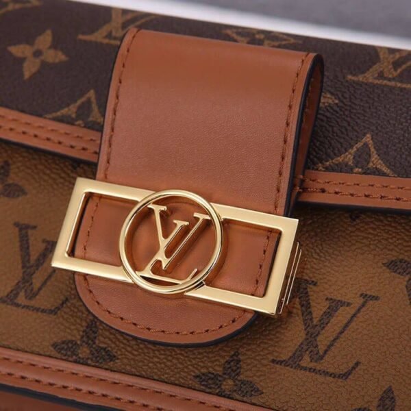 E6AC6D5E-8E62-02E2-9ED1-3E64A9302B2A.jpg Louis Vuitton Dauphine Chain Wallet M68746