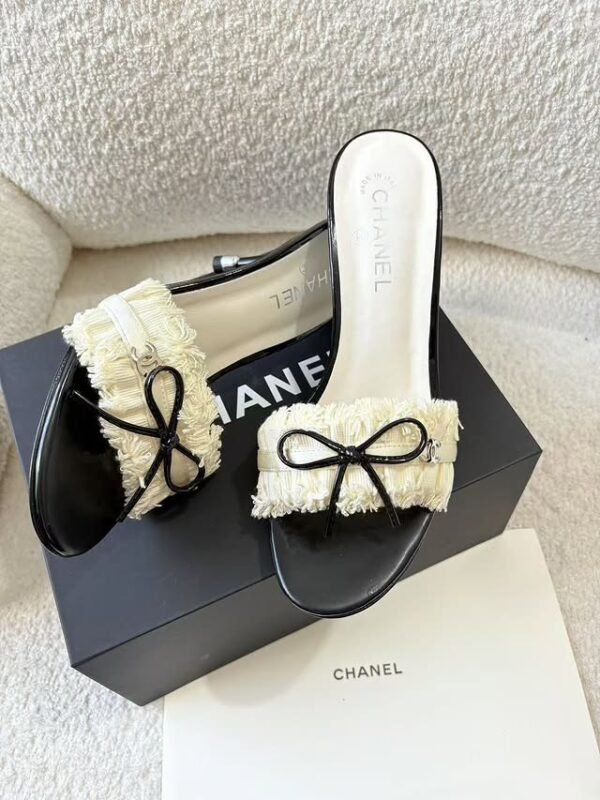 E7FDDAC8-EC4F-E44E-2086-F81B03F00B71.jpg Chanel White/Black Ruffled Fabric CC Bow Slide Sandals