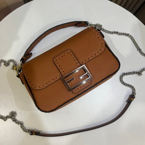 E9783BE8-729F-A612-AA30-C2D5576B1FF5.jpg Fendi Mini Baguette