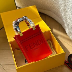 EABD3CF4-0E1F-9C06-5A6D-CFE24E64DB53.jpg Fendi Mini Sunshine Shopper