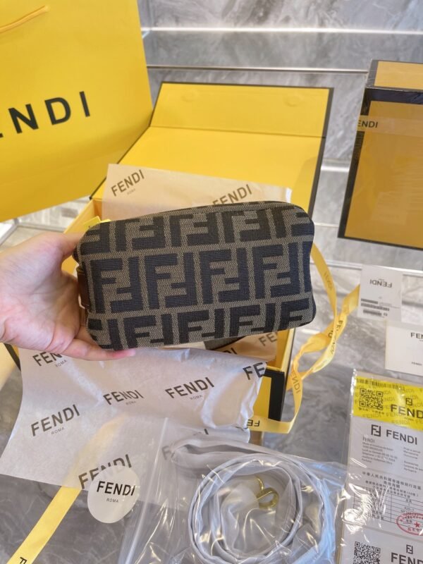 EBA40ACC-0F3E-3FDD-487D-5FC2F10DF1F7.jpg Fendi Baguette Bag