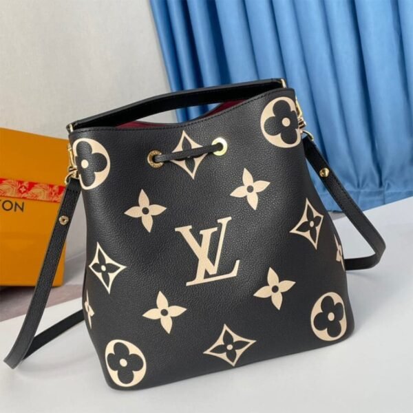 EC2595F4-1DE0-8FD9-8C7C-7A9A1637F1CA.jpg Louis Vuitton M45497 NéoNoé MM