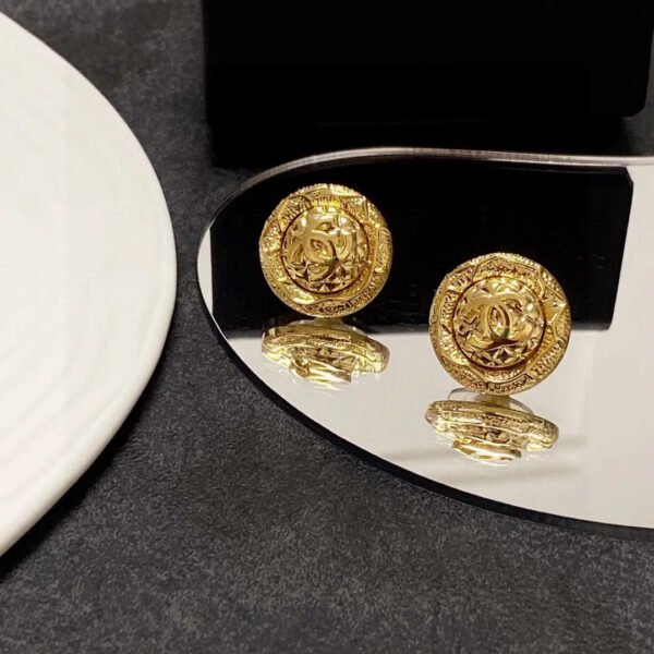 ED6CC444-C6E8-6FF9-3674-62B901292CB4.jpg CC Earrings 0009