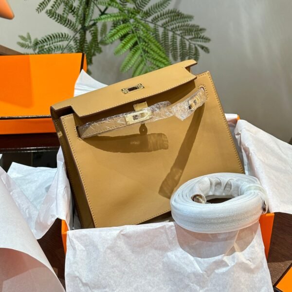 EE02E8C3-818F-0A3A-EDB3-284657956B59.jpg Kelly 22 Bag