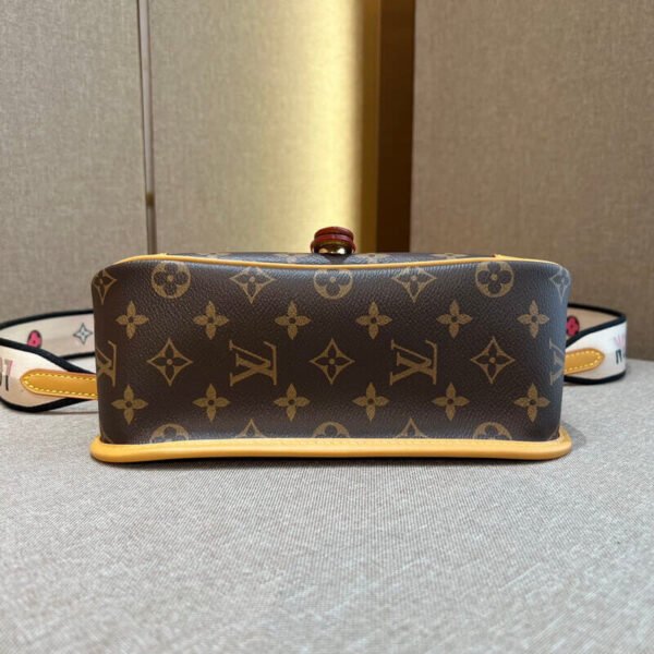 F05B4EF9-98C8-8E9F-05CA-2B20C176DB95.jpg Louis Vuitton Diane M45985
