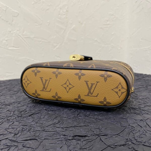 F29F1B20-35D2-4347-DE5C-BE46C0B129FE.jpg Louis Vuitton Vanity Chain Pouch M47125