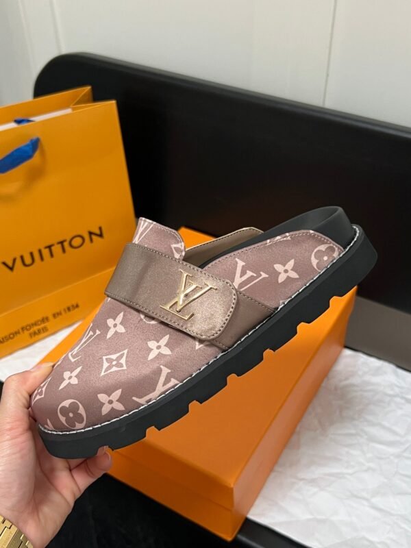 F3174356-5992-27F8-4BFC-B5ACC96F7835.jpg Louis Vuitton Women's Pool Pillow Comfort Sandal