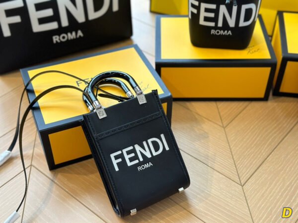 F4FCDC5B-9DB1-7577-81A3-4F3AEB60EE08.jpg Fendi Mini Sunshine Shopper