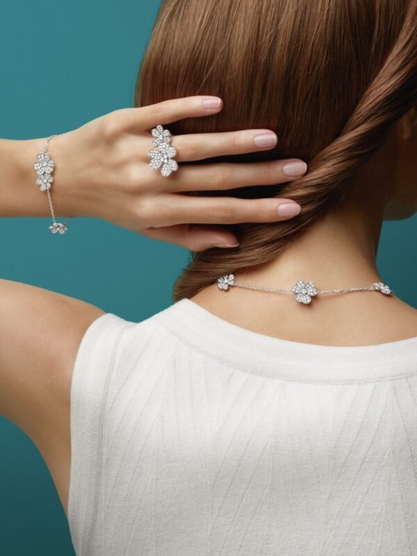 Frivole bracelet, 5 flowers