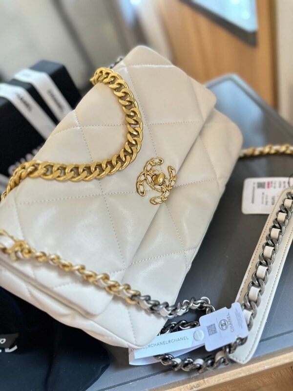 F670D5E7-EB21-A194-BBC5-ADB56C9505FE.jpg 19 HANDBAG - Black