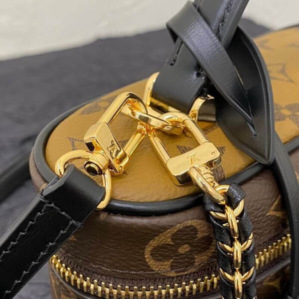 F9092A40-CB28-B662-A9AA-1C4DFDF1657F.jpg Louis Vuitton Vanity Chain Pouch M47125