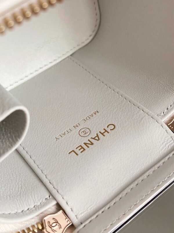 FBCFD14A-A61C-61EF-3E9C-128DC2BBCF44.jpg Chanel Small Vanity With Chain White For Women, Women’s Bags 4.3in/11cm