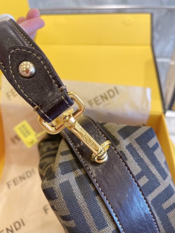 FC6AC923-E9DB-F929-089F-500AB19D02A4.jpg Fendi Baguette Bag