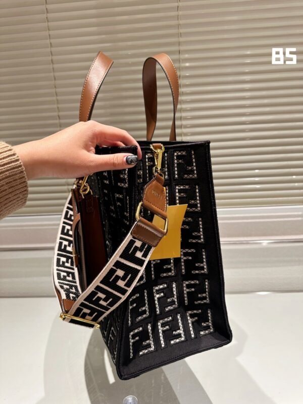 FCCCE32F-5C46-2927-30DD-761A3F22C25D.jpg Fendi Sunshine Medium - black