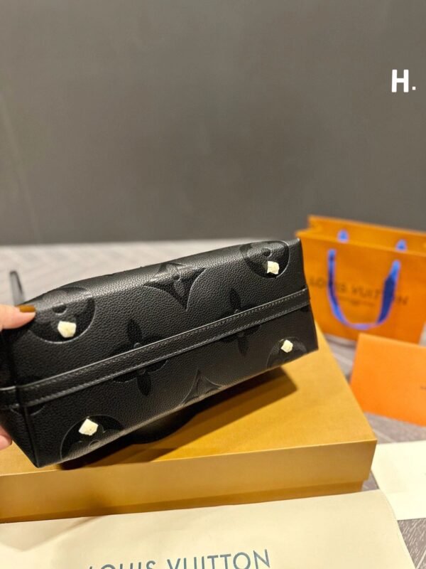 FE9E637A-791E-C484-8FEB-CC31F9F8F481.jpg Louis Vuitton M46288 CarryAll PM
