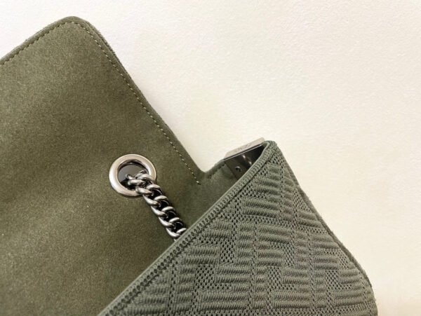 FEDEE04D-A1AA-C1DA-C0C9-64DFE6DD4C41.jpg Fendi Midi Baguette Chain Bag