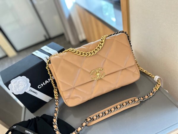 FF1F241B-0E8C-6117-8025-5291843298F0.jpg 19 HANDBAG - Black