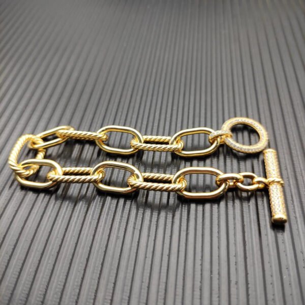 David Yurman  DY Madison Pav&eacute; Toggle Chain Bracelet in 18K Yellow Gold